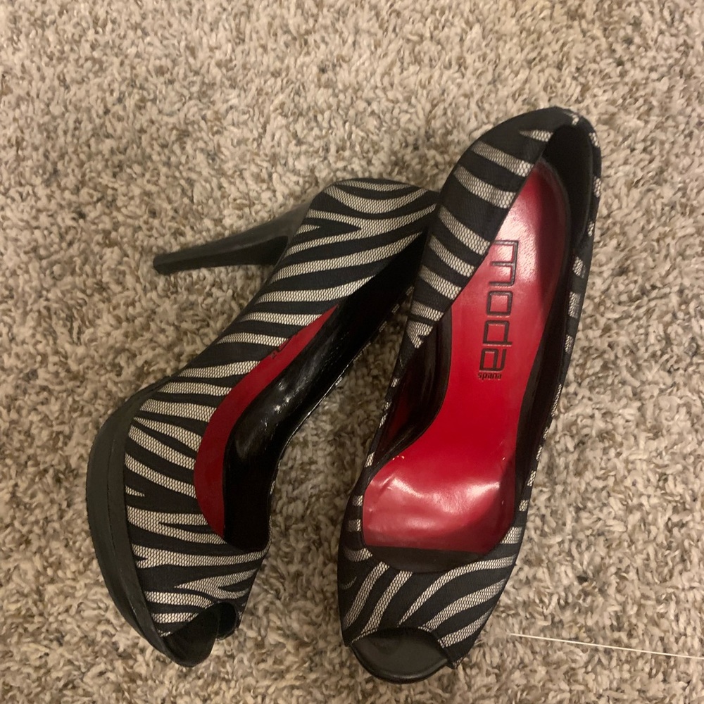 Moda Women's Black and White Peep Toe Heels